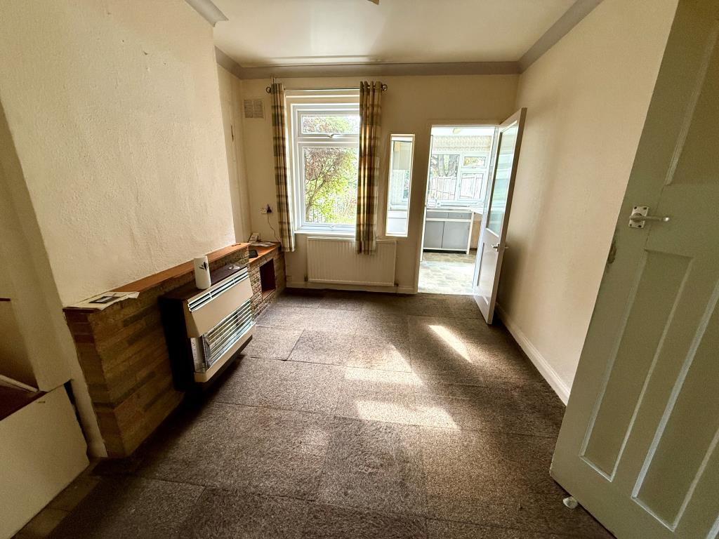 Lot: 186 - THREE-BEDROOM HOUSE FOR REFURBISHMENT - Dining room